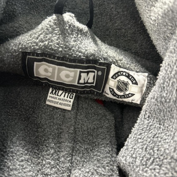 Black and red NHL Buffalo Sabres jacket - Picture 6 of 7